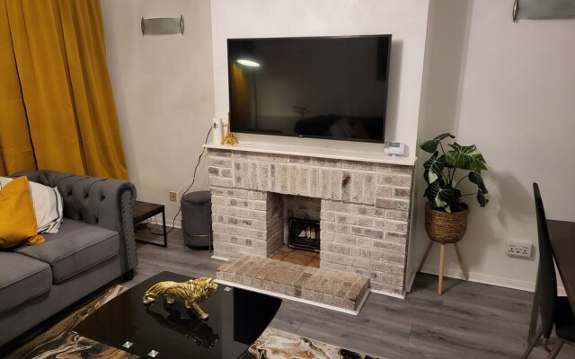 Charming 2-bed Apartment in Grays