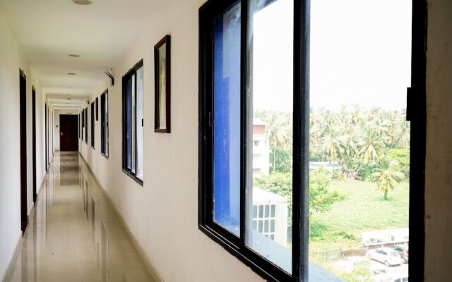 OYO 9932 Hotel Half Moon Residency