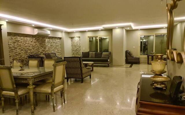 Spacious Executive Luxury Apartment With Balcony