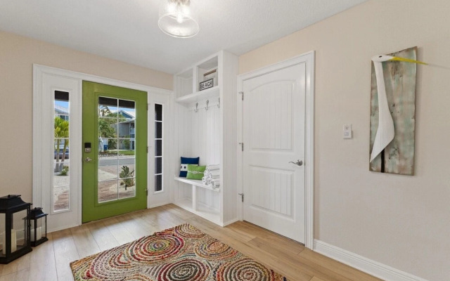 Splash Of Lime 3 Bedroom Home by RedAwning