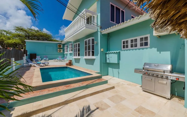 Sleeps 12 Spacious Private Pool Great Location