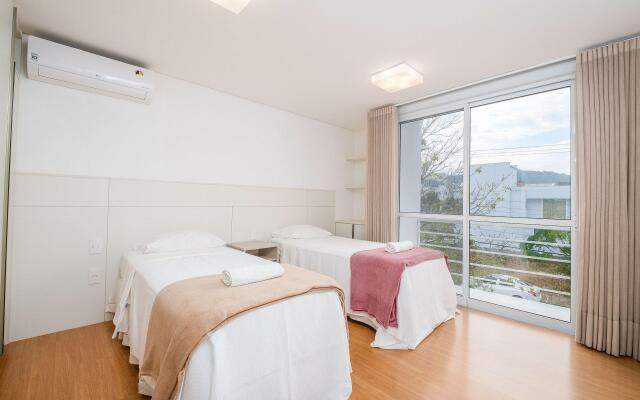 Incrível casa com churrasqueira em Jurerê RDR030