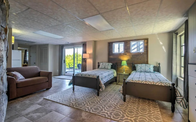 Hendersonville Home w/ Views - 3 Mi to Downtown!