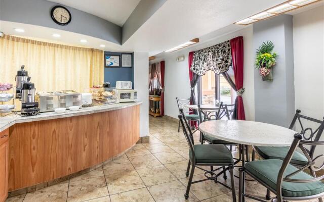 Econo Lodge Inn & Suites Macon