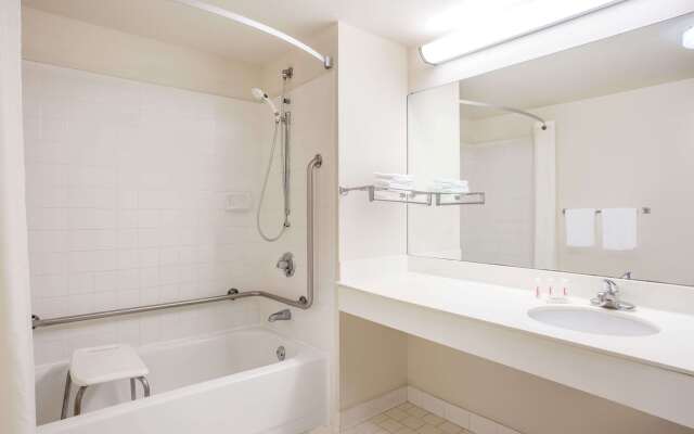 Super 8 by Wyndham Lavonia