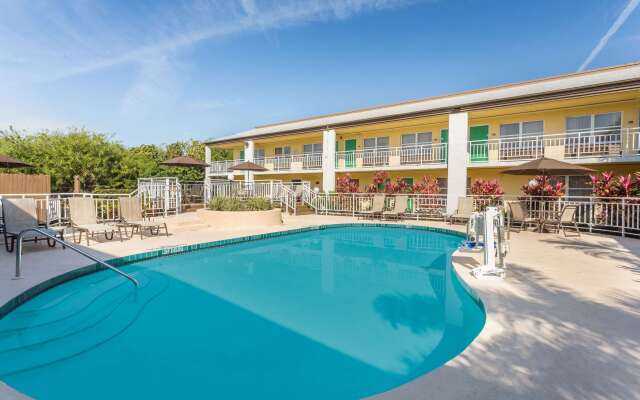 Super 8 by Wyndham Ellenton Bradenton Area