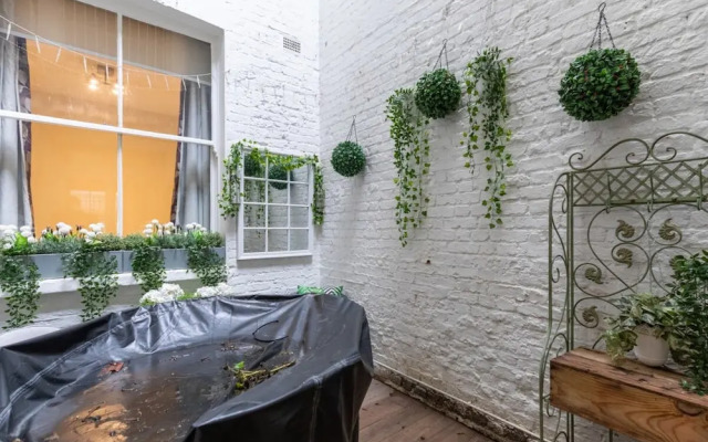 Elegant 2BD Flat 5 Mins to Kensington Gardens!