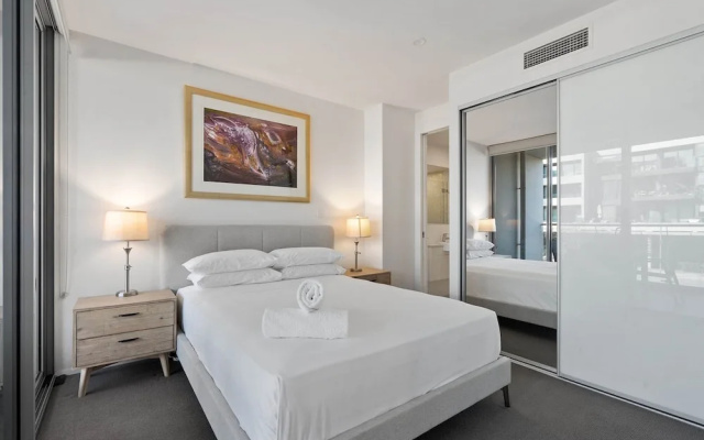Spacious Lakefront Apartment With Pool Access – Guest Rooms – Canberra