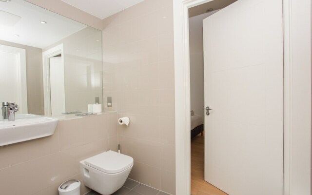 Three Bedroom Flat In Shoreditch With Large Balcony