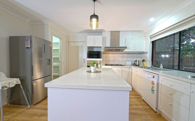6BRM Retreat Parkside Family House Melb