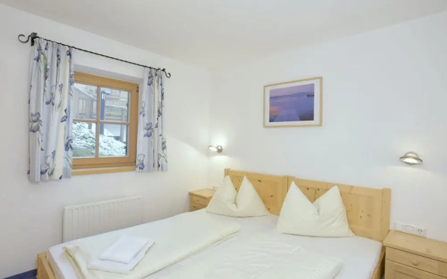 Cozy Chalet with Sauna near Königsleiten