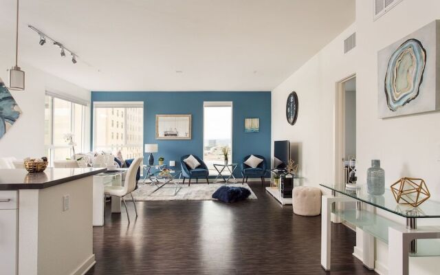 Luxurious 2BD & Den Hollywood Apartment