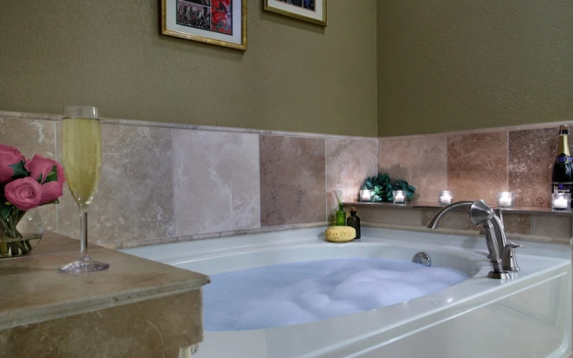 Mountain Views & Heated Pool/spa & Amenities Galore!