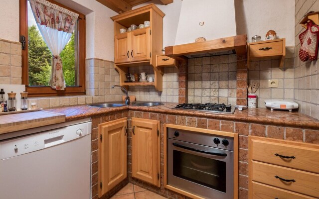 Beautiful Home in Fuzine With Jacuzzi, Wifi and 2 Bedrooms