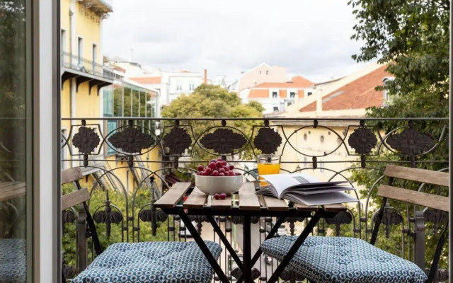 JOIVY Splendid 2BR Apt w/ parking&balcony, 10mins to Praça do Comércio