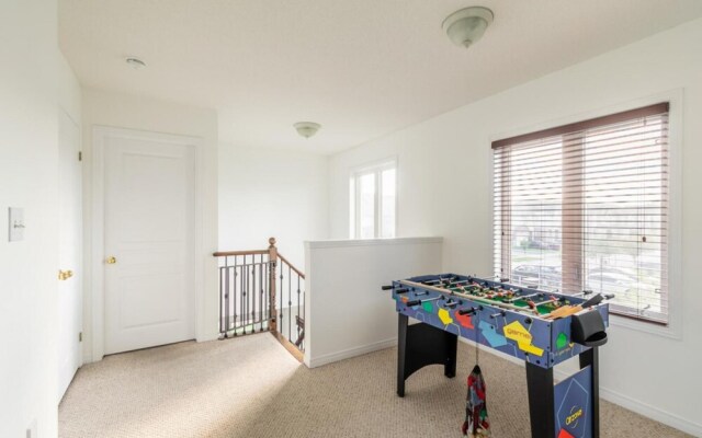 Unique Townhome Private HOT TUB Gym Sauna BBQ Playground Garage