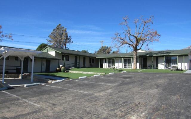 Lakeshore Lodge