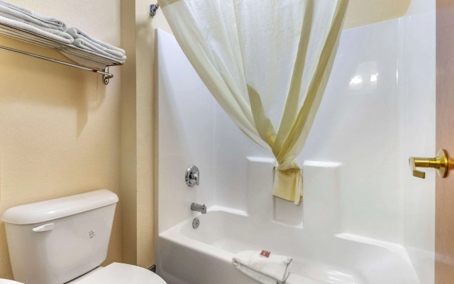 Econo Lodge Brunswick Travel Center