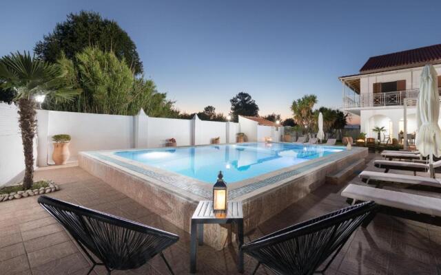Villa Paradiso: Near beach, superb pool and garden