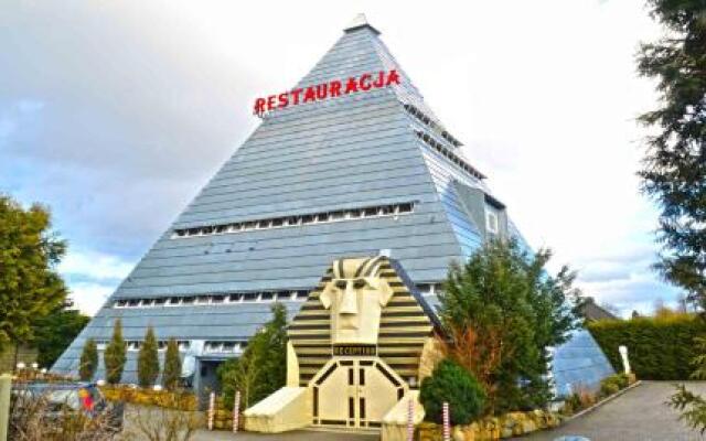 Piramida Hotel & Restaurant