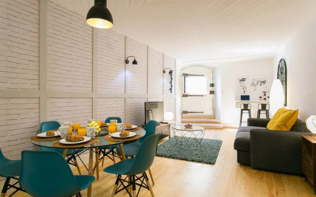 ALTIDO Modern Apt for 5 w/ workspace&private entrance, moments from Lisbon Cathedral