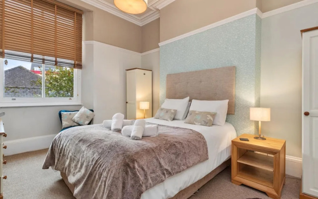 Spinnaker - Close to Town Sea Views