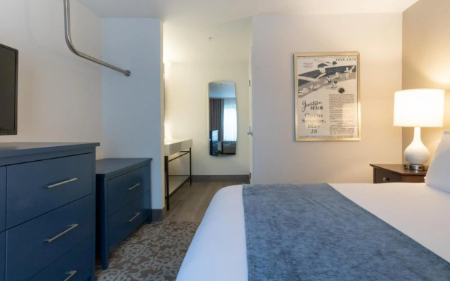 Oxford Suites Portland - Jantzen Beach