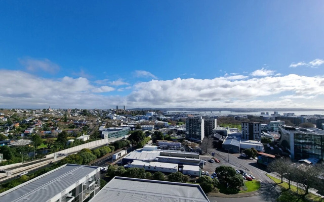 Luxe Apt w Harbour-Sunset Views -Parking