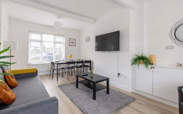 Free Parking - 4 Bedroom House