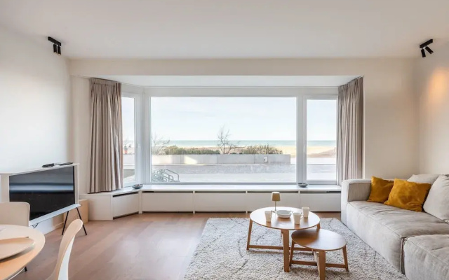 Apartment on Zeedijk With Stunning Sea Views