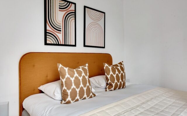 Sanders Constantin - Chic 2-bdr Apt With Balcony