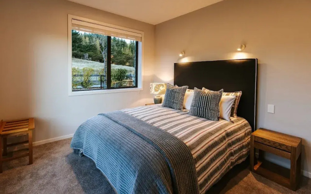Te Moana - Lake Views - Sleeps 7