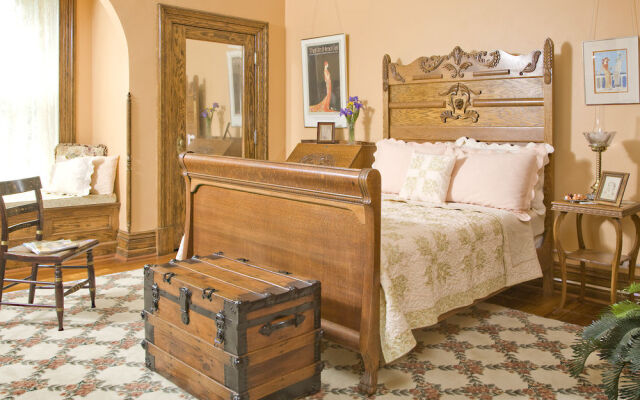 The Carriage House Inn Bed & Breakfast