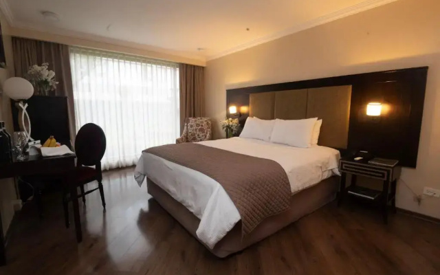 Quindeloma Art Hotel And Gallery