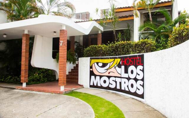 Los Mostros Hostel