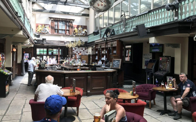 The Royal Victoria & Bull Hotel