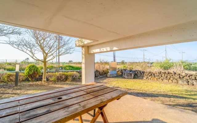 Jeju Byeoleuldameunbaramarae Pension