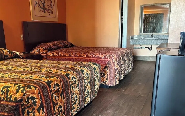 Passport Inn & Suites Corona Hotel