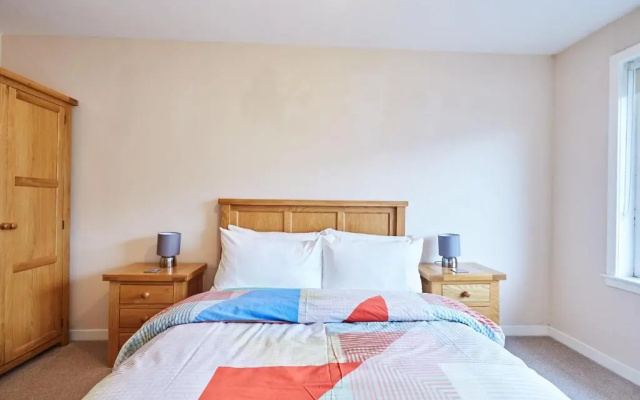 Etive, Beautiful Lochside Apartment with balcony