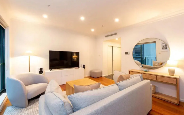 Spacious 3-bed Unit in Melbourne CBD w/ Pool & Gym
