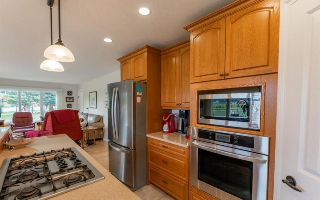 LUXURIOUS 5-Br Acreage | Year-Round Heated Pool & HotTub | Mtn View | Pool Table