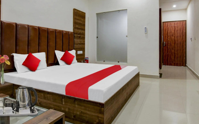 OYO Flagship 80495 Table And Talk