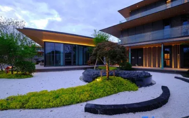 Ruolin Qiaoshangu Graden Hotel