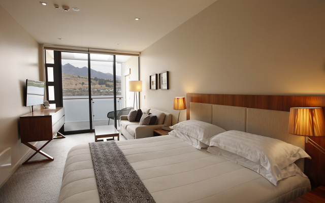 The Rees Hotel, Luxury Apartments & Lakeside Residences