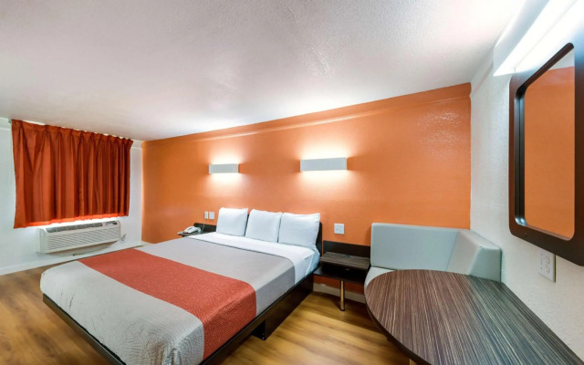 Motel 6 Dallas, TX - Farmers Branch