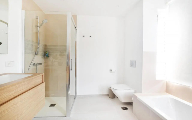 Gazmira 3-1 PENTHOUSE DELUXE & JACUZZI 3B
