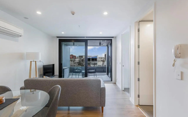 Stylish Apt With Balcony And Full Amenities