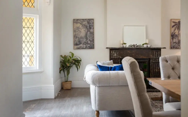 Central 2-bed Apartment With Private Parking