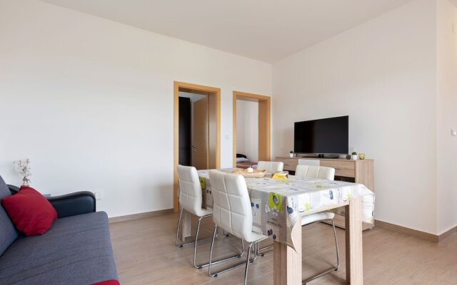 Simplistic Apartment in Neviđane near Sea