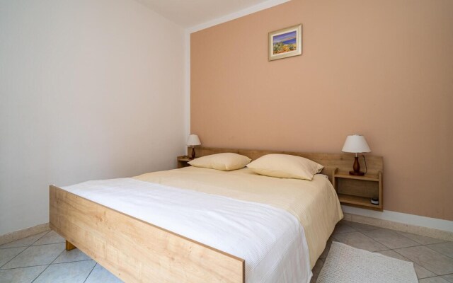 Stunning Home in Zaton Mali With Wifi and 5 Bedrooms